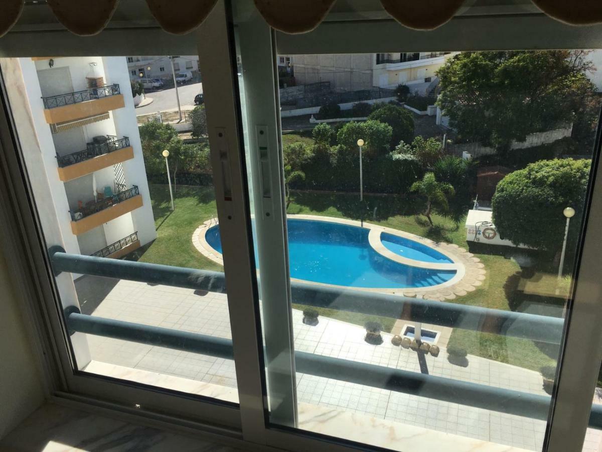 Quiet Apartment Overlooking The Swimming Pool Armação de Pêra Zewnętrze zdjęcie